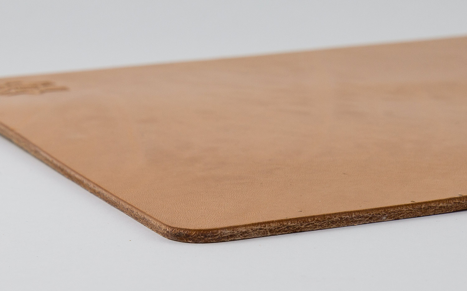 Leder Mousepad Detailansicht polierte Kanten mit Bienenwachs. Leder Mousepad Detailansicht polierte Kanten mit Bienenwachs.